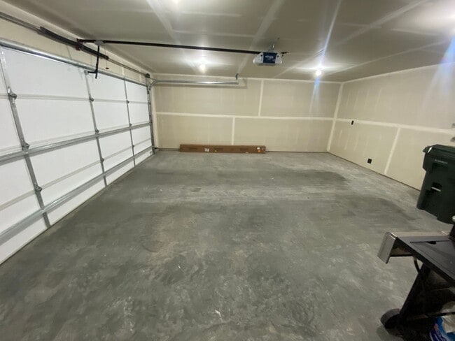 Building Photo - 3 bed/2bath Hamilton home -Fully Furnished