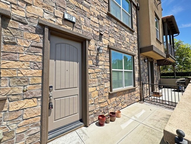 Building Photo - Spacious 3Bd/3.5Ba Home With All Primary B...