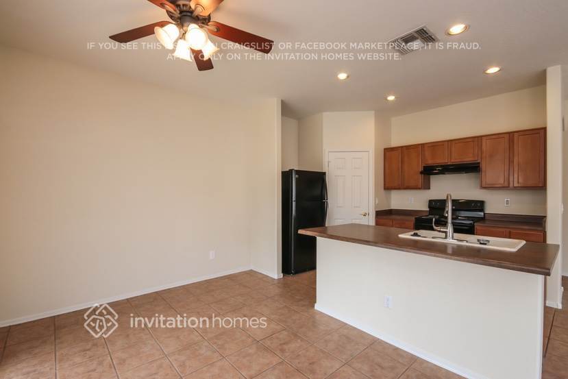 Building Photo - 2593 E Riviera Dr
