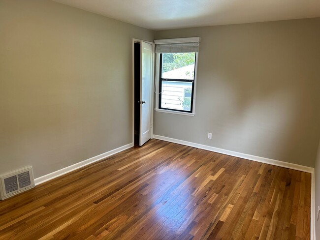 Building Photo - Available Now! 4 bed, 2 bath house in Shoreline!