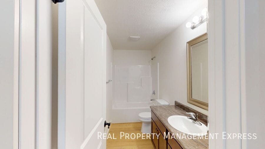 Building Photo - Stylish 2 Bed 1.5 Bath Townhome