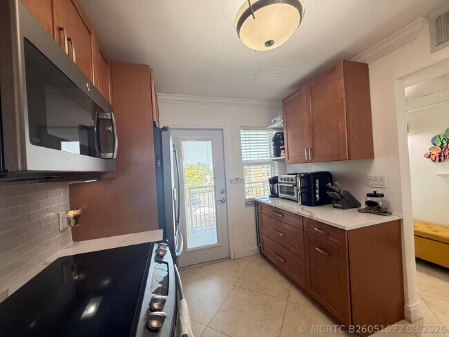 Building Photo - 3180 NE 48th Ct