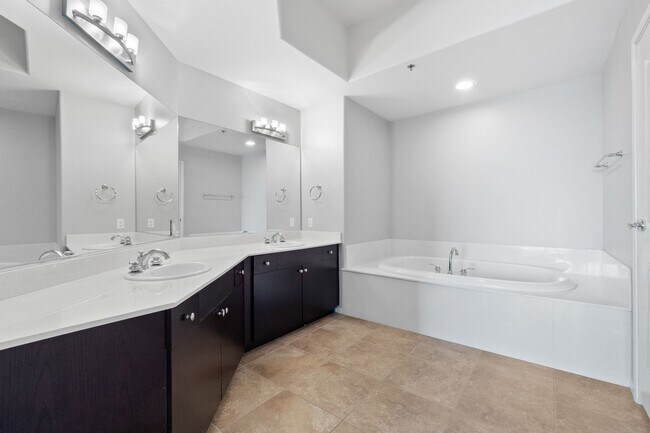 Building Photo - 3 Bedroom Highrise Condo at ONE Las Vegas!
