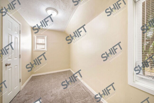 Building Photo - 656 Veto: Spacious home!