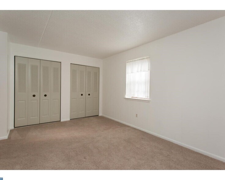 Building Photo - 3301 Valley Dr