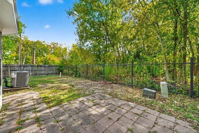 Building Photo - 8366 Golf Green Cir