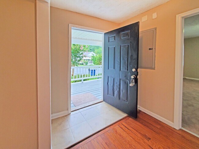 Building Photo - Beautifully Updated 4-Bedroom Home Near Mo...