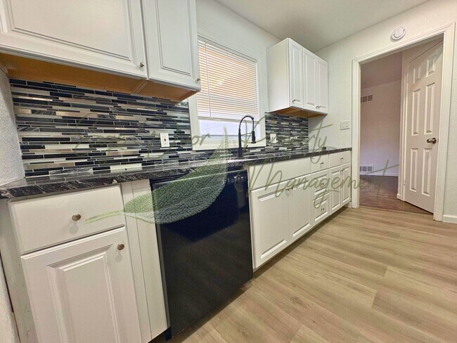 Building Photo - 5 BEDROOM IN INDEPENDENCE!!!