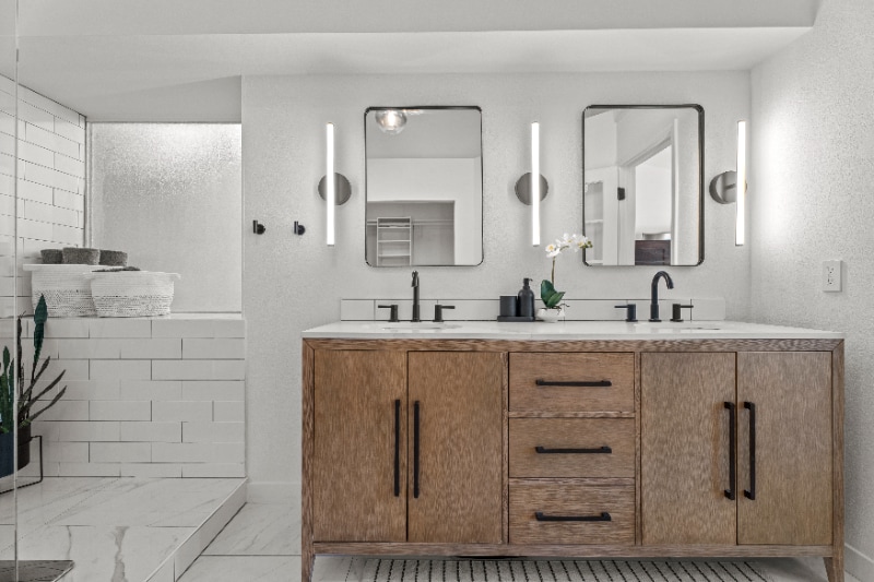 Building Photo - 3001 E Redwood Ln