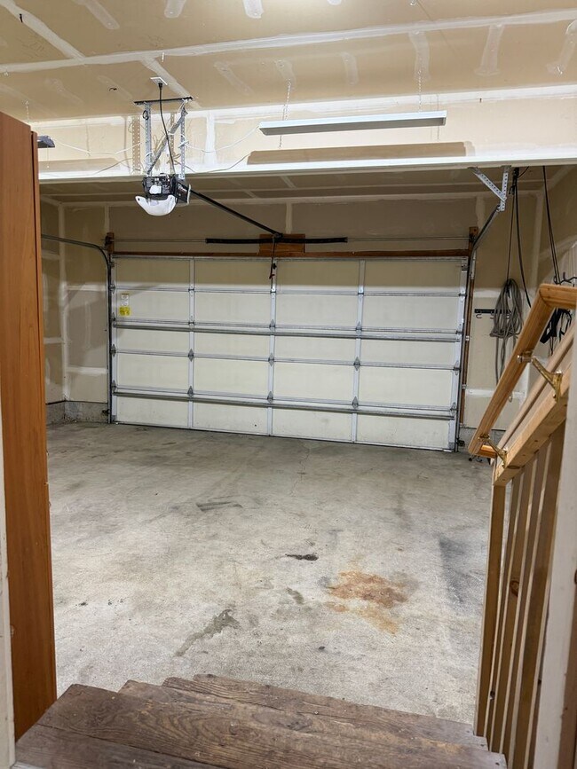 Building Photo - 4 Bedroom Duplex for Rent