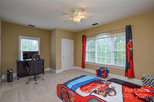 Building Photo - 5004 Woodview Ln