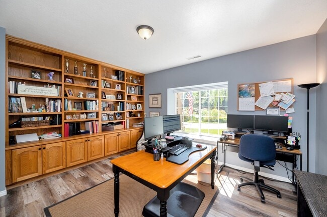 Building Photo - Immaculate Home for rent in gated cul-de-sac!