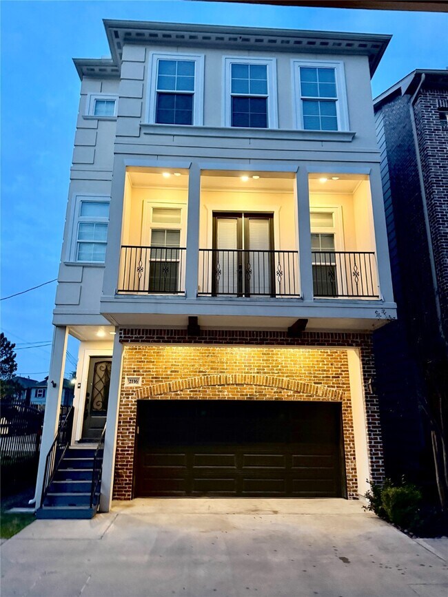 Building Photo - 2116 Couch St