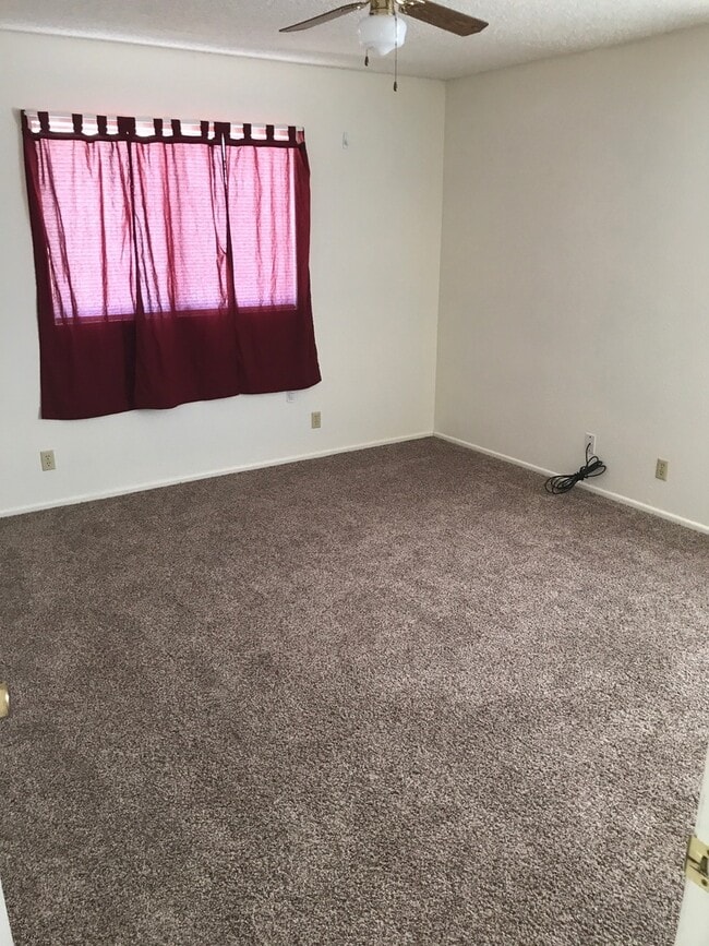 Building Photo - COUNTRY LIVING 2 BEDROOM HOME IN APPLE VALLEY