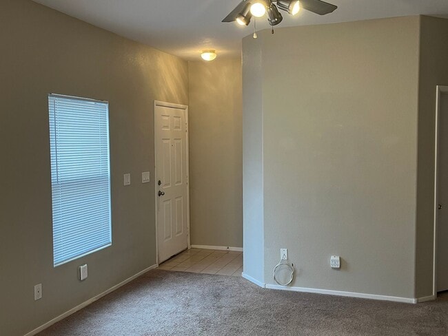 Building Photo - Beautiful Henderson 2 Bedroom Townhouse!