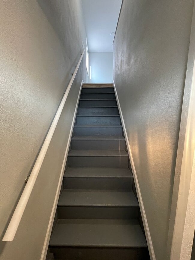 Building Photo - FULLY RENOVATED LESS THAN 2 YEARS - 2BED/1BATH WITH BONUS/OFFICE SPACE