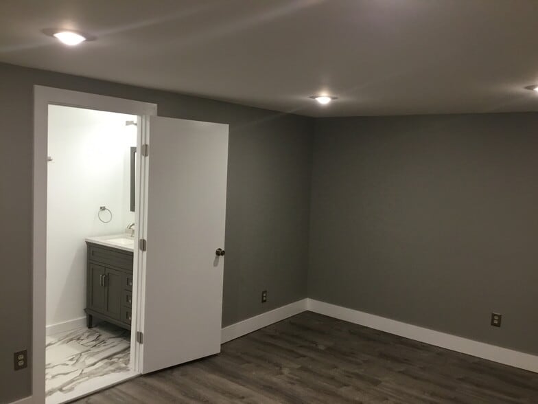 Back bedroom with private bath - 42 Rockland Drive