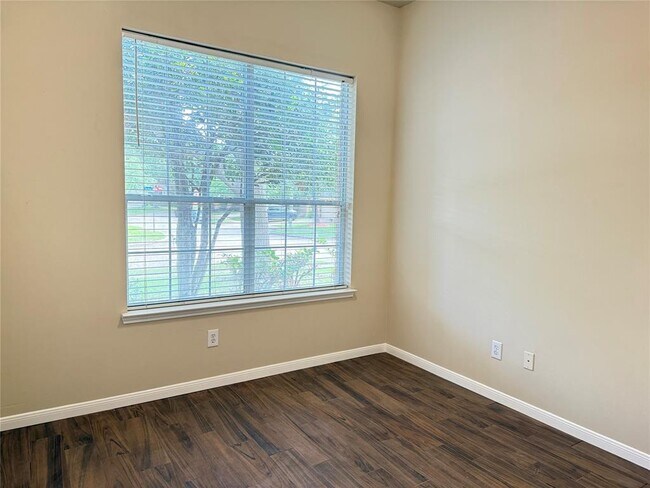 Building Photo - 10623 Saratoga Square
