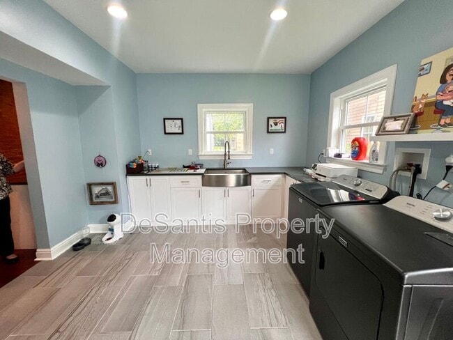 Building Photo - 663 Maple Ln