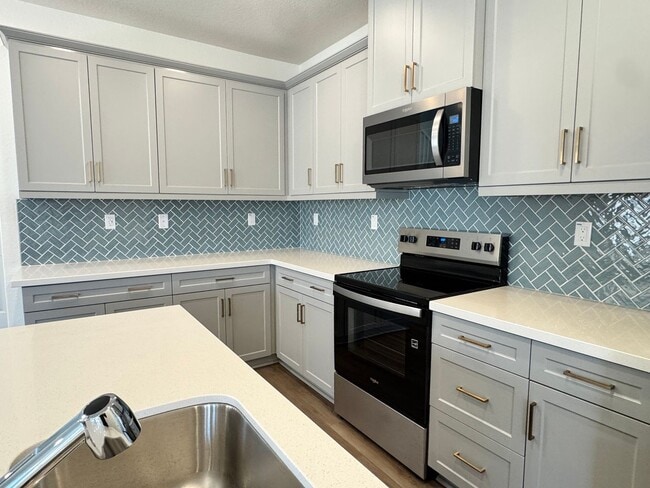 Building Photo - For Lease | Spacious 4-Bed + Den & Loft | ...
