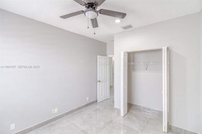 Building Photo - 3810 SW 51st St