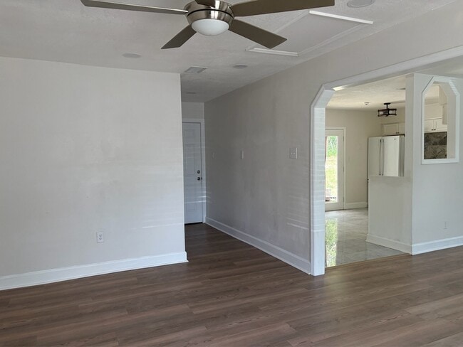 Building Photo - 1484 Van Delia Rd