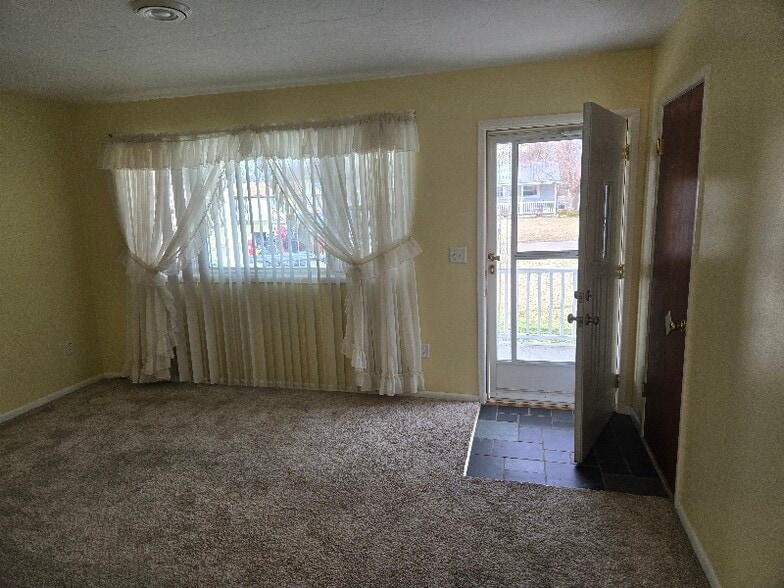 Building Photo - 1249 E Walnut St