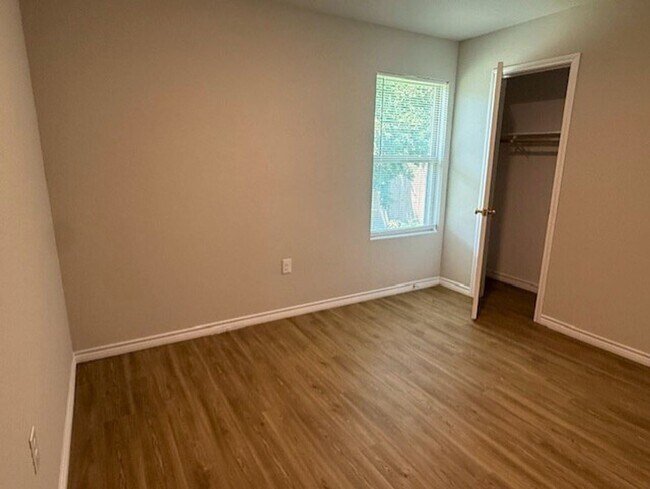 Building Photo - 2410 Westcliff Rd