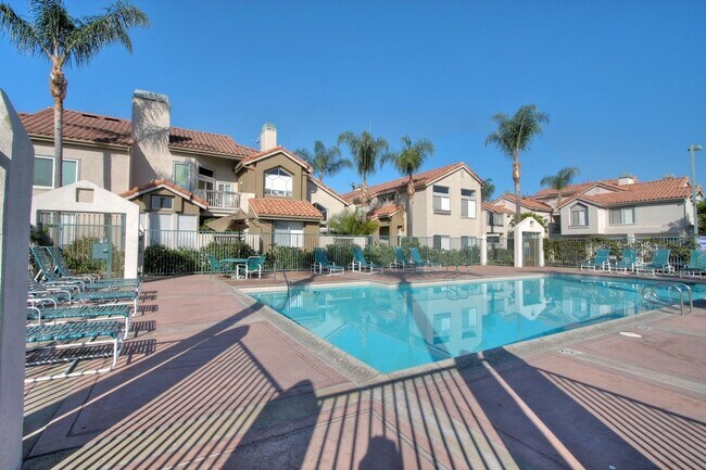 Building Photo - Beautiful End Unit Condo with Overlook of ...