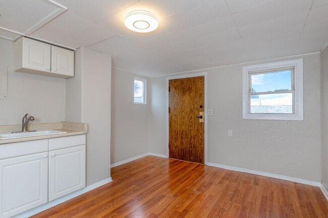 Building Photo - 9041-9049 NE Sandy Blvd