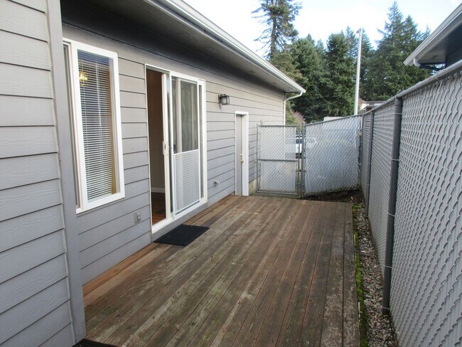 Building Photo - Great Three Bedroom in South Salem