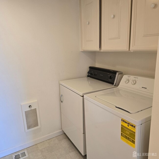 Building Photo - 14 Sussex Way