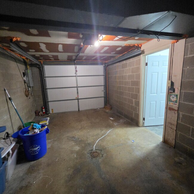 Building Photo - 408 Hazelnut Dr