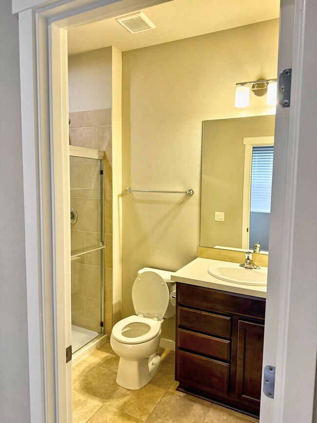 Building Photo - Seven Seven Oaks St SE