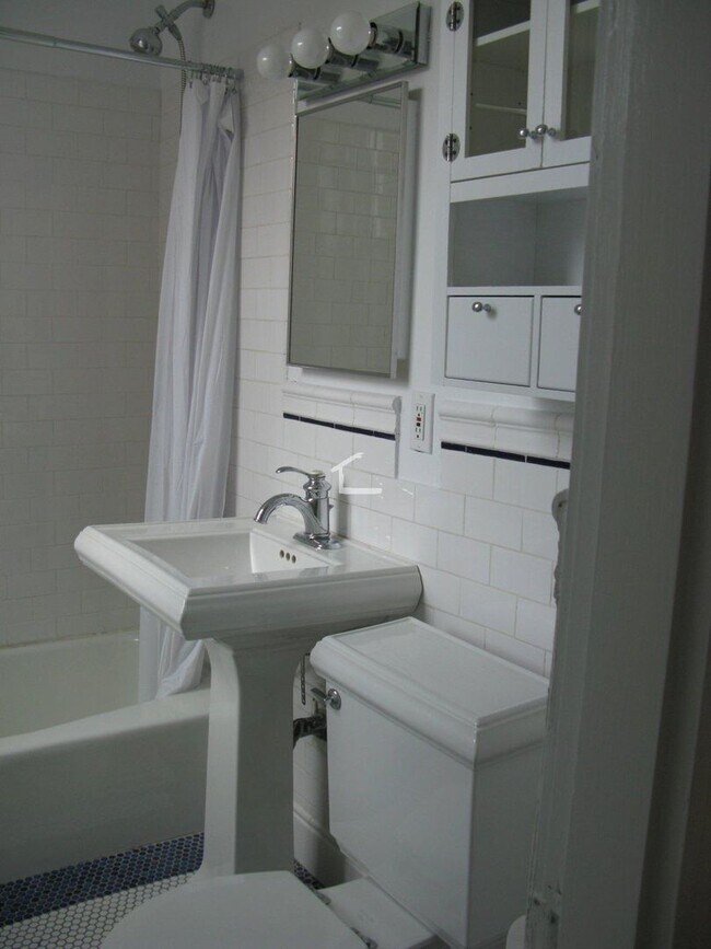 Building Photo - NO FEE!  GREAT 1 BED APARTMENT NEAR BOSTON COLLEGE AVAIL 8/1 ~ HT/HW INCLUDED