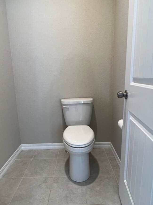 Building Photo - 5 Bedroom Home Close to Downtown Monument!!