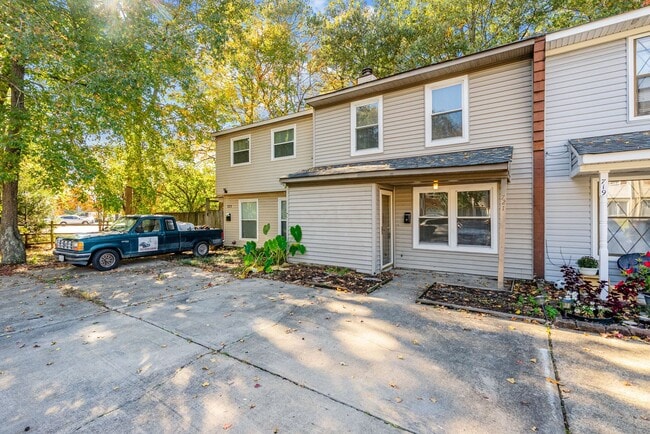 Primary Photo - VB Townhouse 3 bedrooms