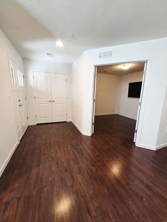 Building Photo - Cute Spacious Townhome in Prime Location | Move In Today- Save 50% OFF First Month's Rent!