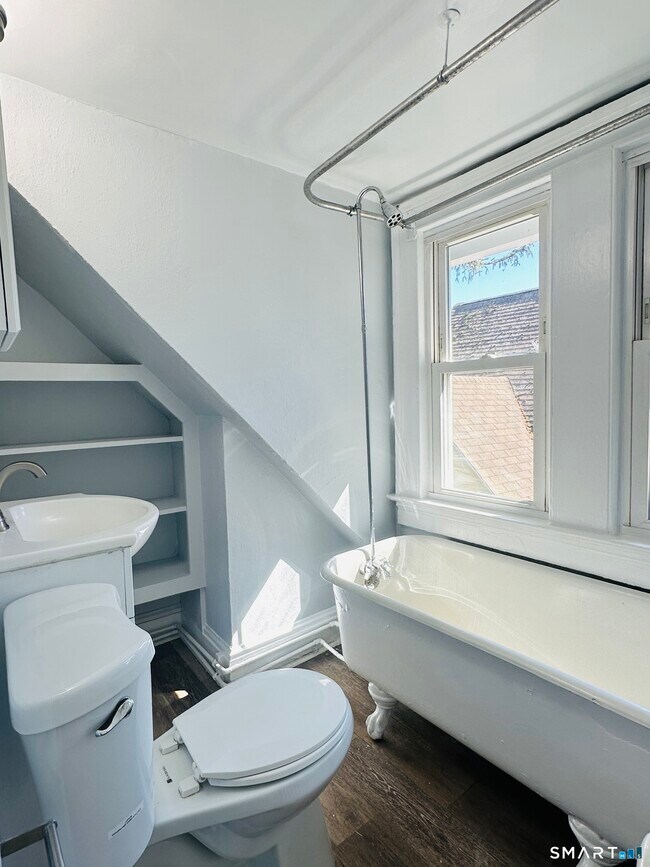 Building Photo - 133 Quaker Ln S