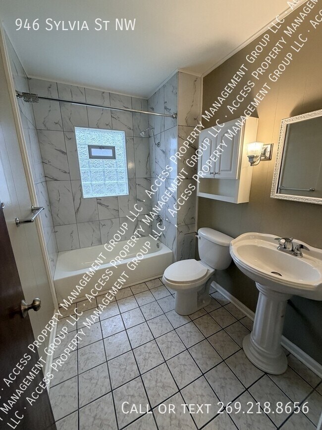 Building Photo - 946 Sylvia St NW