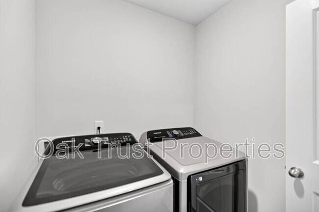 Building Photo - 147 Cloverleaf St
