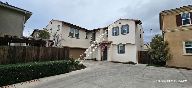 Building Photo - Beautiful Newer Two Story HG Gardens Model...