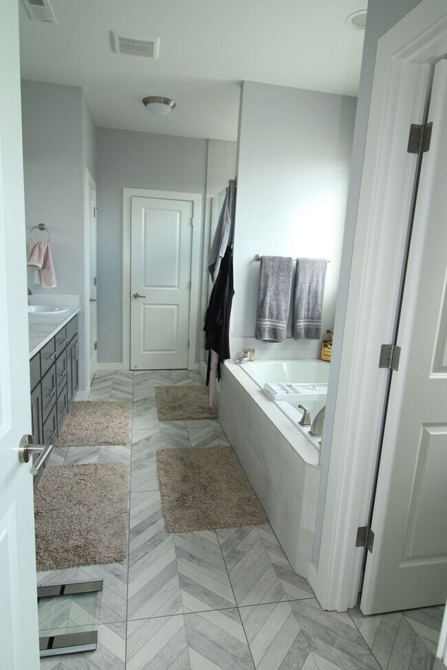 Building Photo - BEAUTIFUL 4+ BR, 2.5 BA - SPECIAL $500 OFF for December Move In!