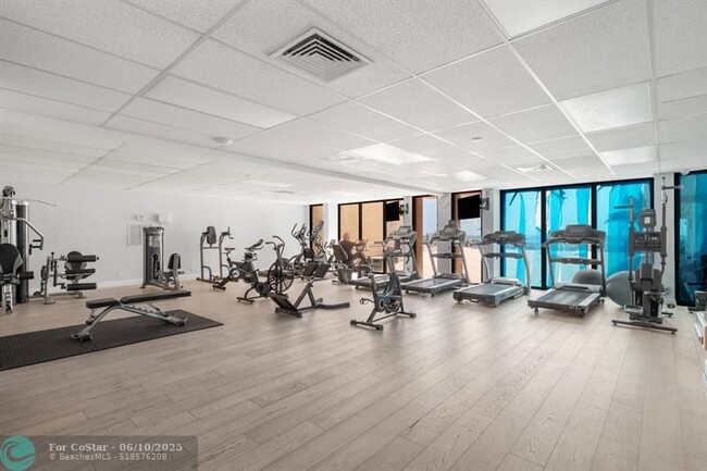 Building Photo - 1149 Hillsboro Mile