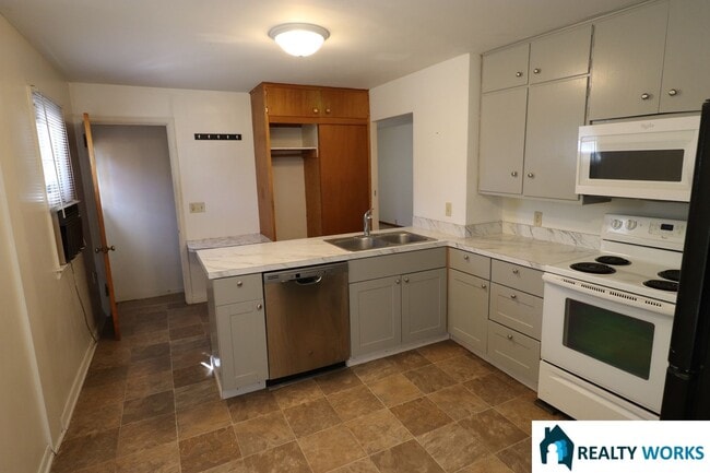 Building Photo - Lovely two bedroom two bath home