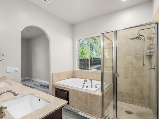 Building Photo - Beautifully Updated 4 Bedroom, 2.5 Bath in North Fresno