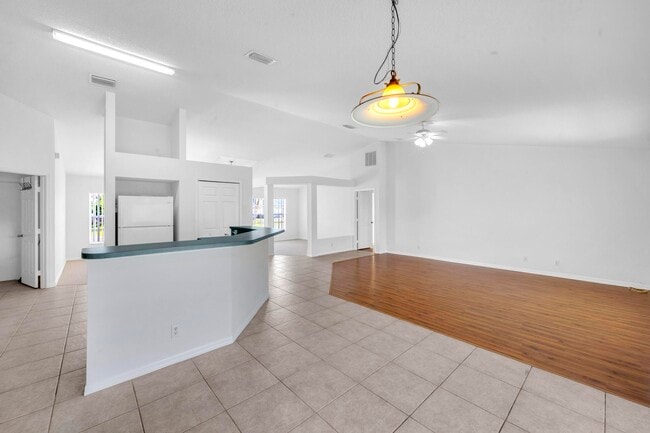 Building Photo - 446 SW S Quick Cir