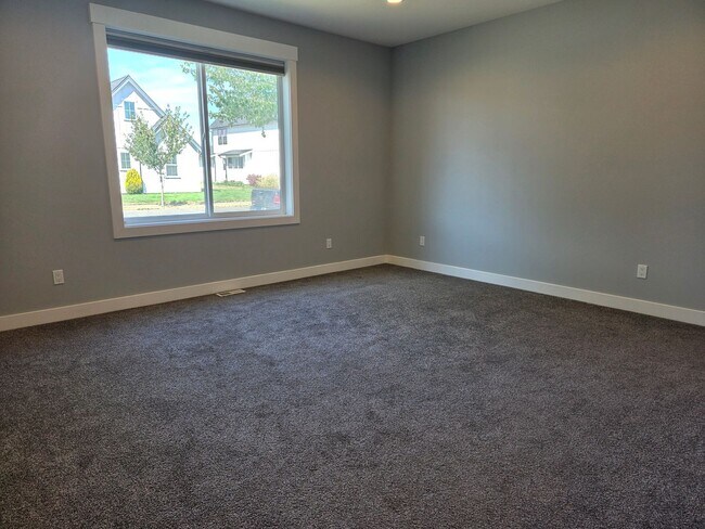 Building Photo - 1702 Aaron Dr