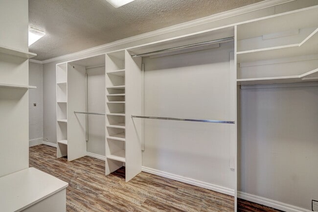 Building Photo - Nice 4 Bed 1.5 Baths Located near Tinker Diagonal