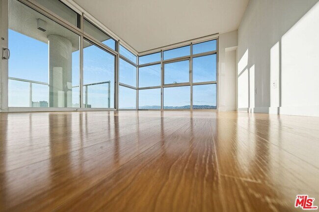 Building Photo - 13700 Marina Pointe Dr